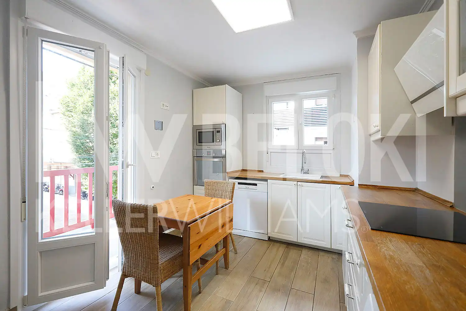 Cocina de Piso en venta en Irun  con Calefacción, Trastero y Balcón