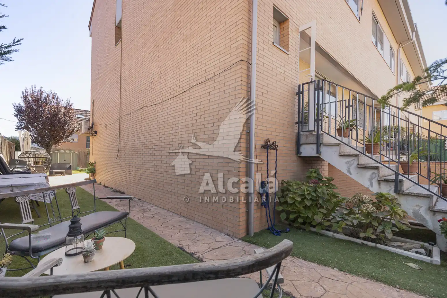 Vista exterior de Casa adosada en venda en Villalbilla amb Aire condicionat, Calefacció i Terrassa