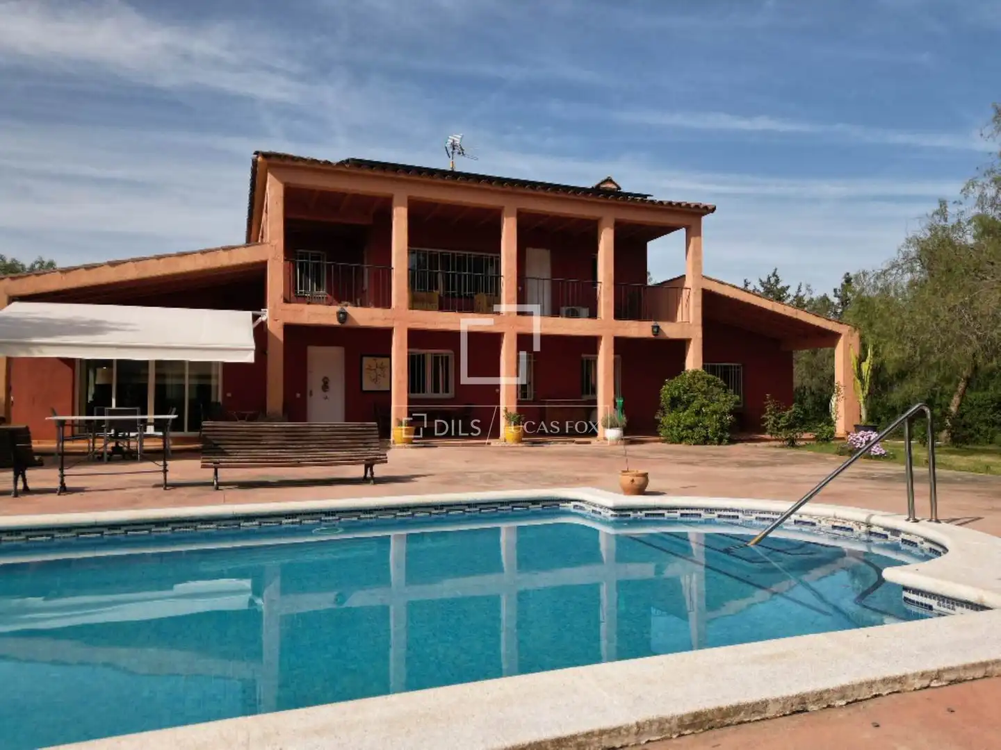 Vista exterior de Finca rústica en venda en Vilanova i la Geltrú amb Aire condicionat, Calefacció i Jardí privat