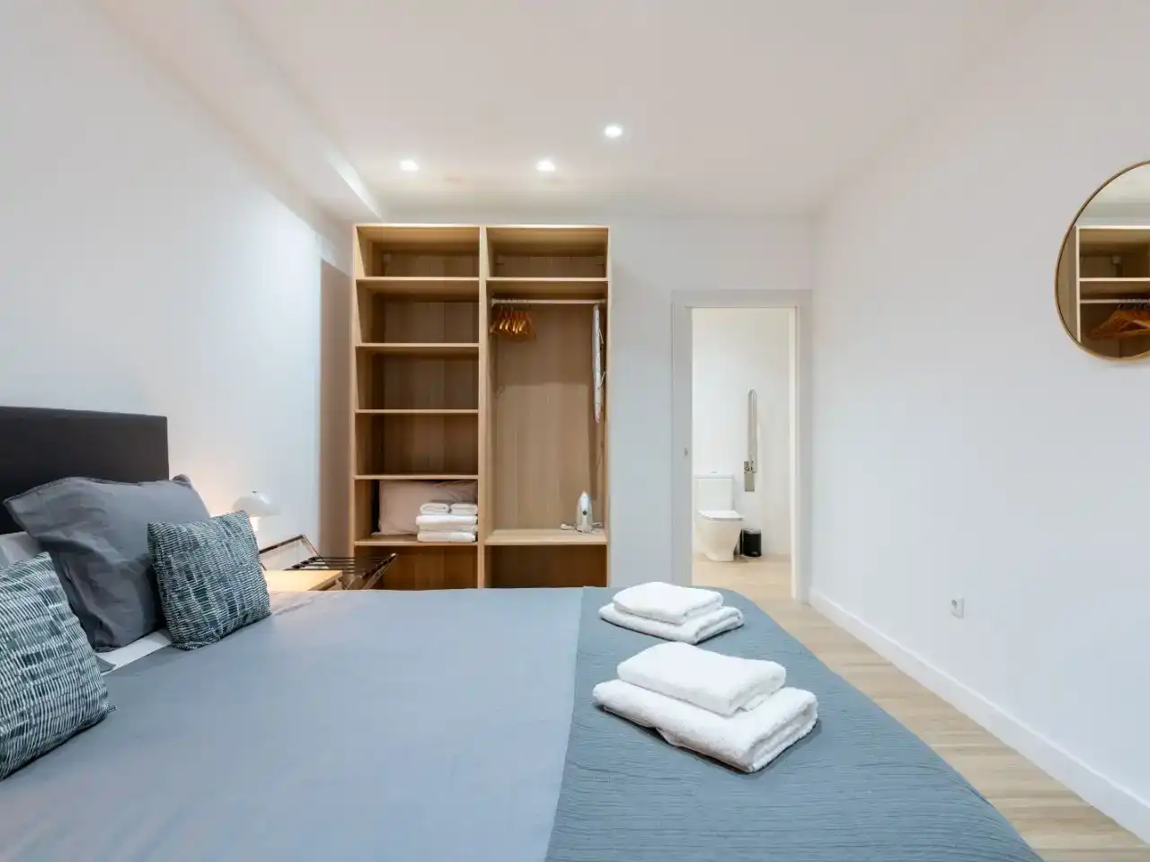 Dormitori de Apartament de lloguer en  Sevilla Capital amb Aire condicionat
