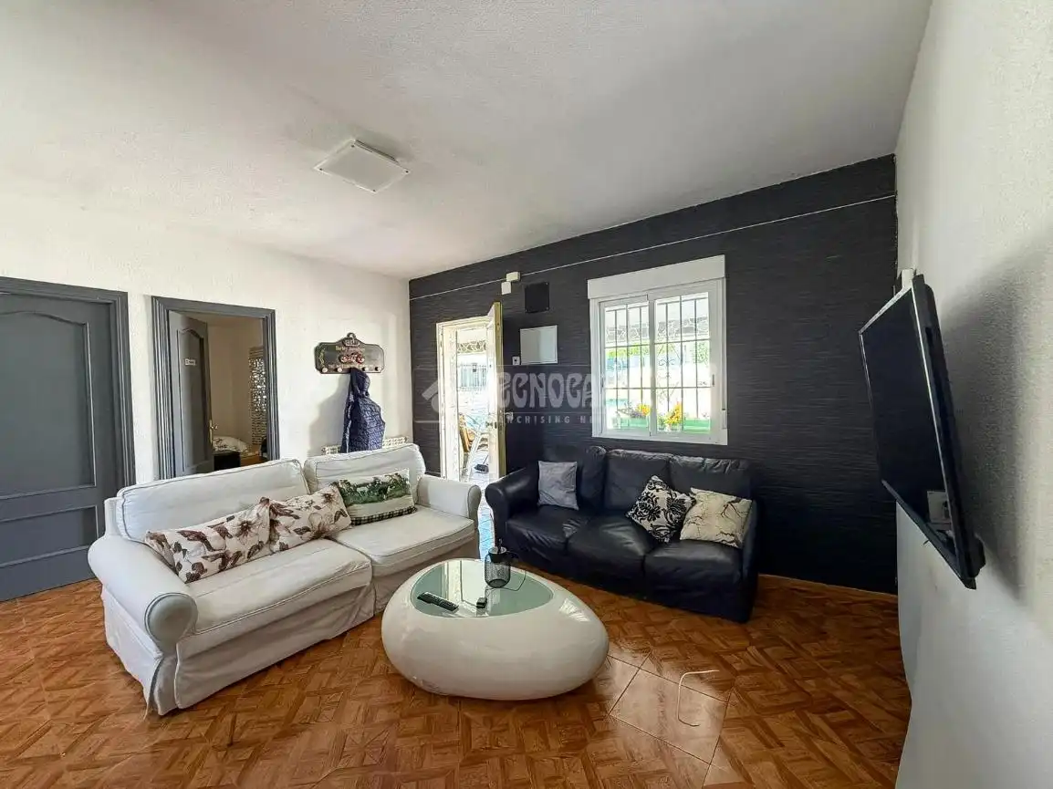 Sala d'estar de Casa o xalet en venda en Villa del Prado amb Aire condicionat i Piscina