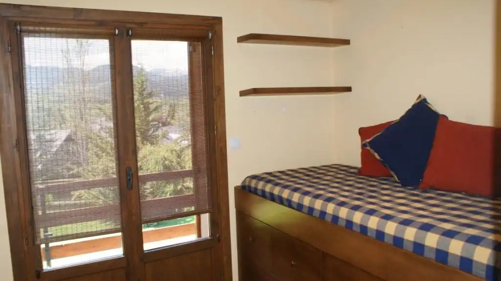 Habitación de Casa adosada de alquiler en Urús con Calefacción, Parquet y Terraza