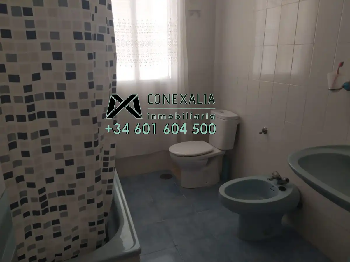 Baño de Piso en venta en Olvera con Terraza y Balcón