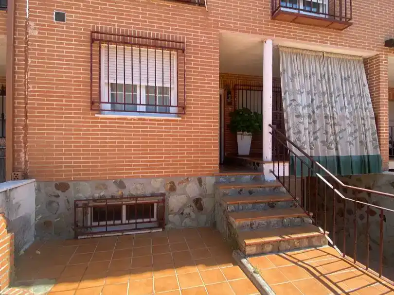 Vista exterior de Pis en venda en Bargas amb Aire condicionat, Jardí privat i Traster