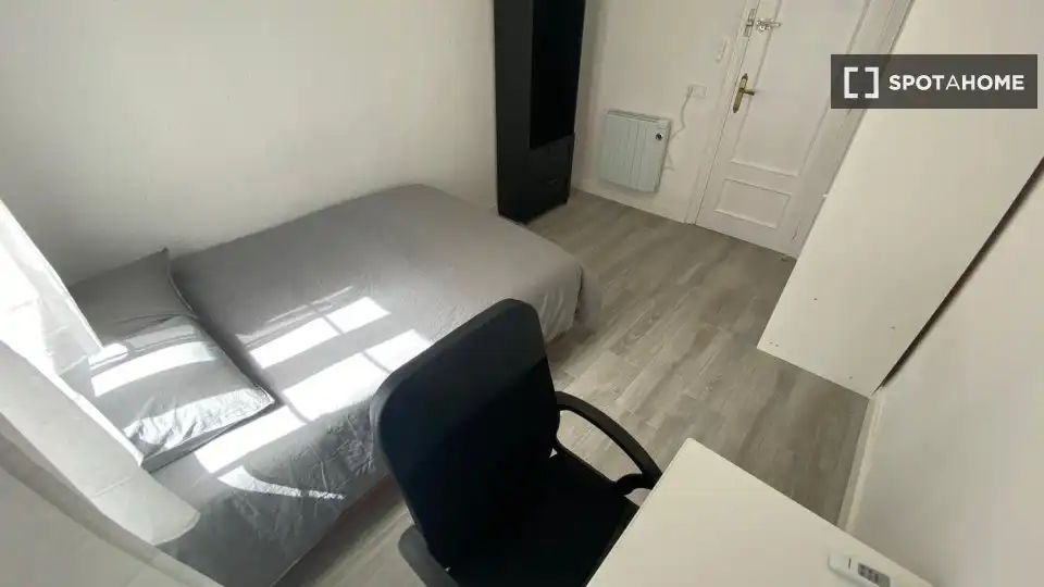 Bedroom of Flat for rent in Madrid  with Air Conditioner, Heating and Furnished