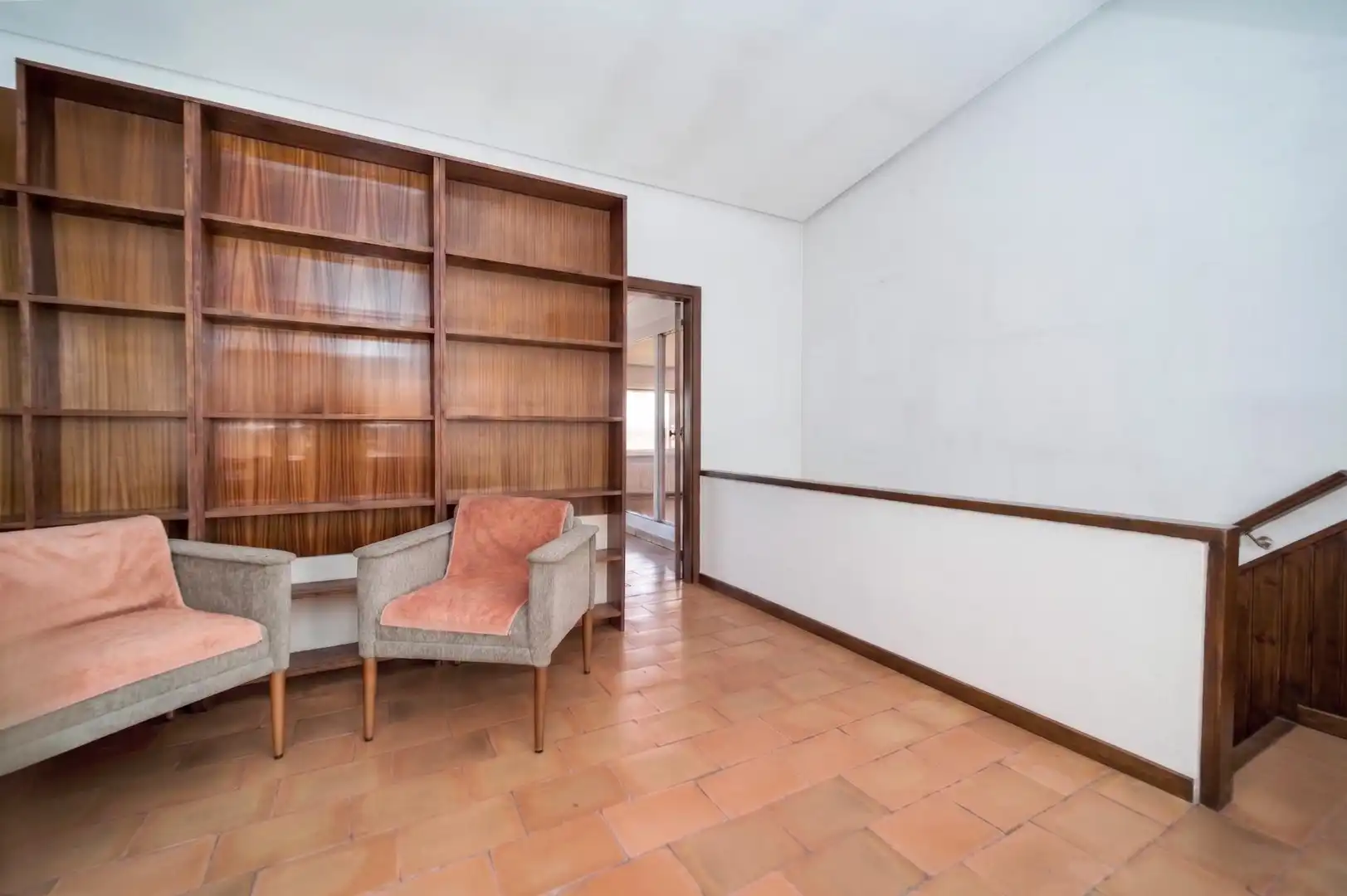 Sala de estar de Casa adosada en venta en Pozuelo de Alarcón con Aire acondicionado, Calefacción y Jardín privado
