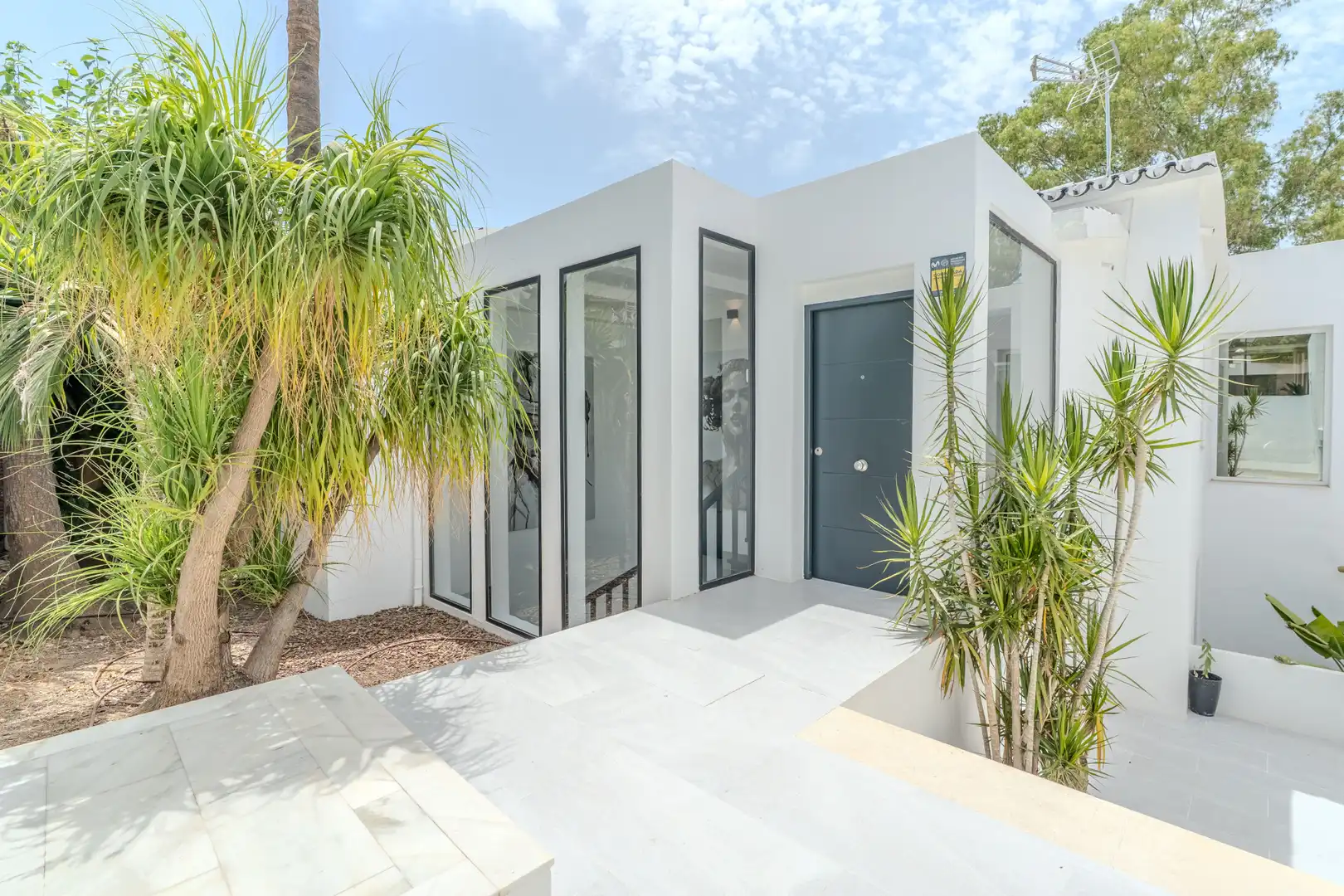 Vista exterior de Casa o xalet de lloguer en Marbella amb Aire condicionat, Calefacció i Jardí privat