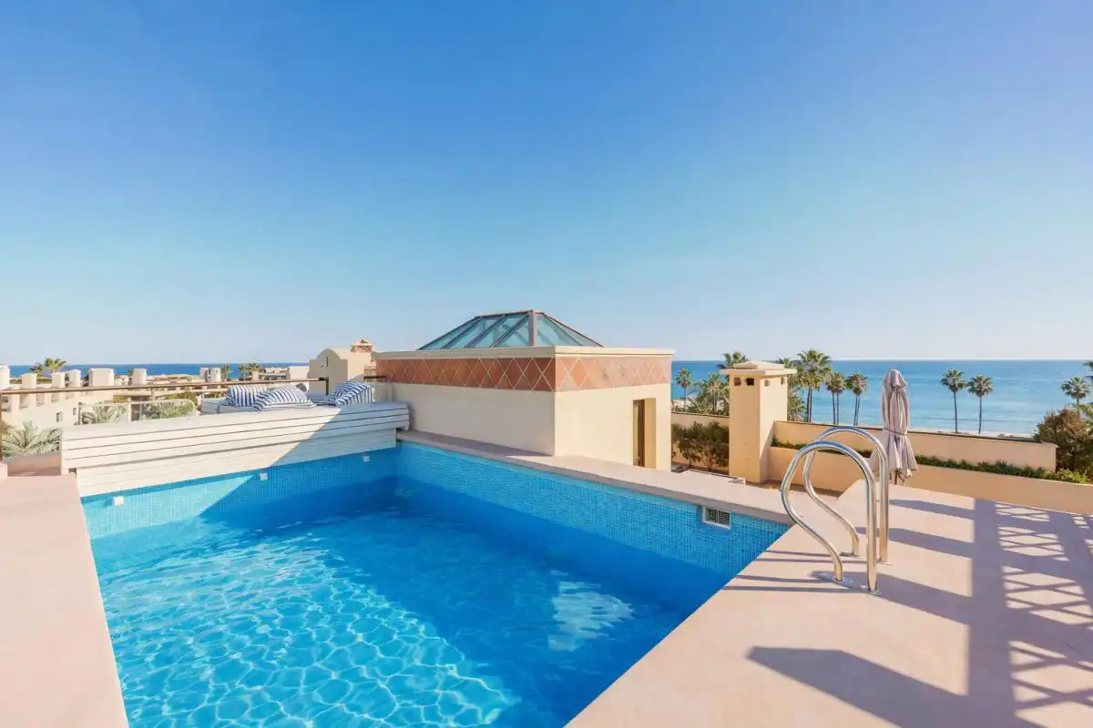 Piscina de Dúplex en venda en Estepona amb Aire condicionat, Calefacció i Jardí privat