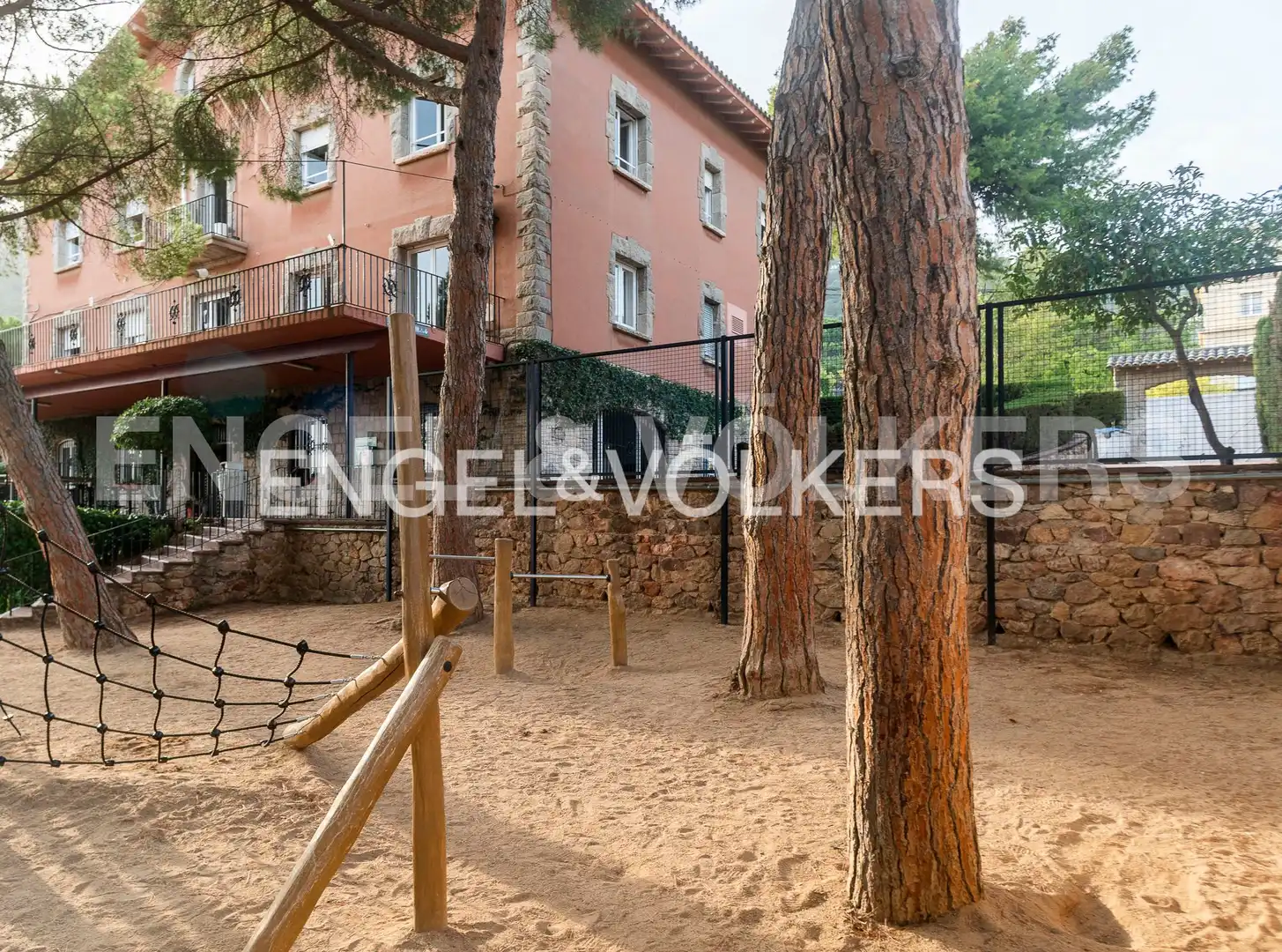 Vista exterior de Casa o xalet en venda en Barcelona amb Calefacció, Jardí privat i Terrassa