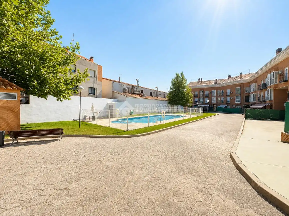 Vista exterior de Pis en venda en Griñón amb Calefacció i Terrassa