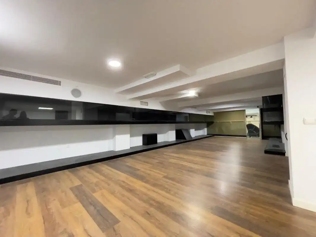 Local comercial en venta en C. Sebastián Souvirón