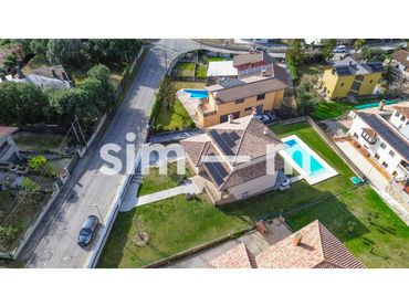 Villa con piscina in vendita a Calle De les Roques