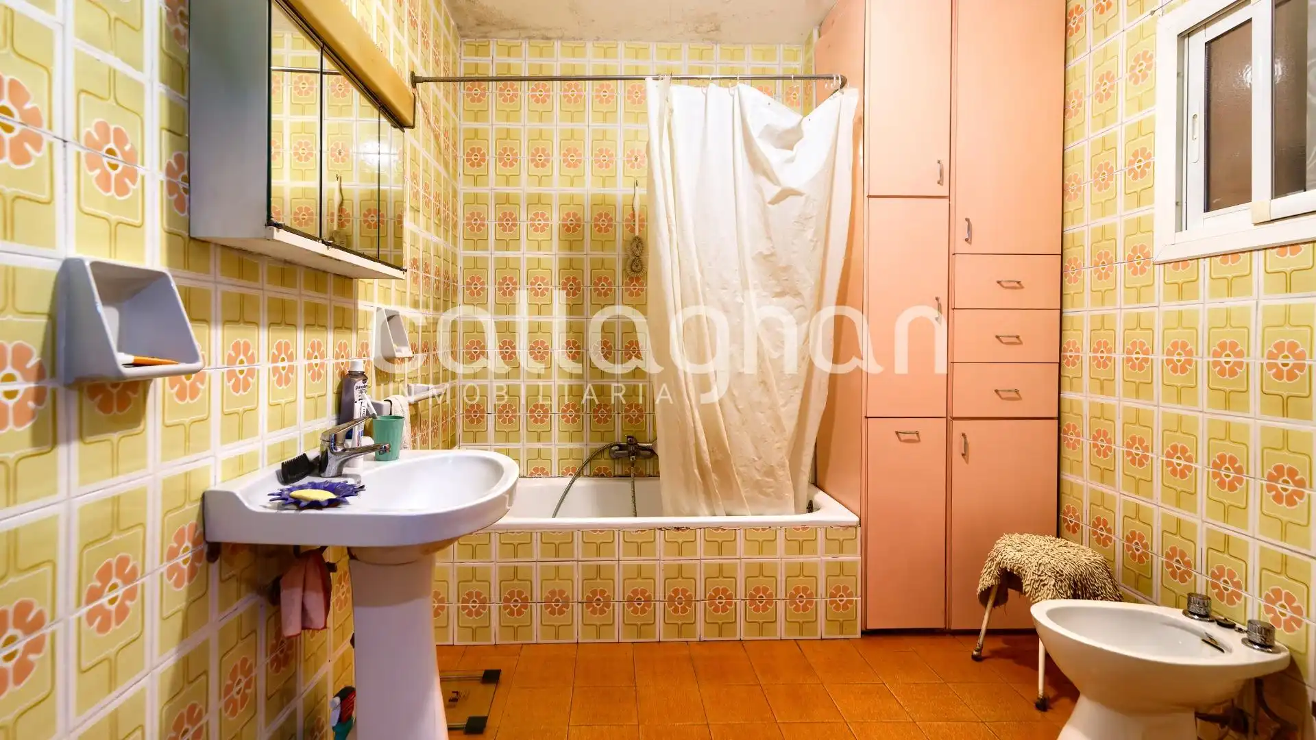 Bathroom of Flat for sale in Pedralba  with Air Conditioner, Heating and Terrace