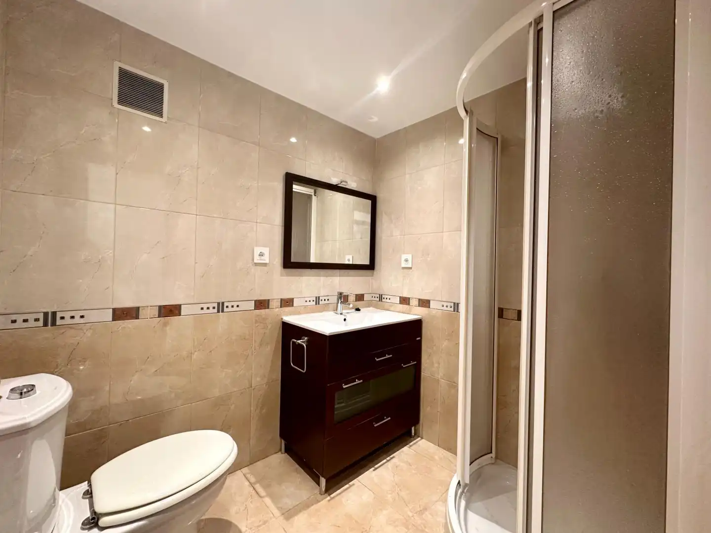 Bathroom of Flat for rent in Granada  with Air Conditioner, Heating and Terrace