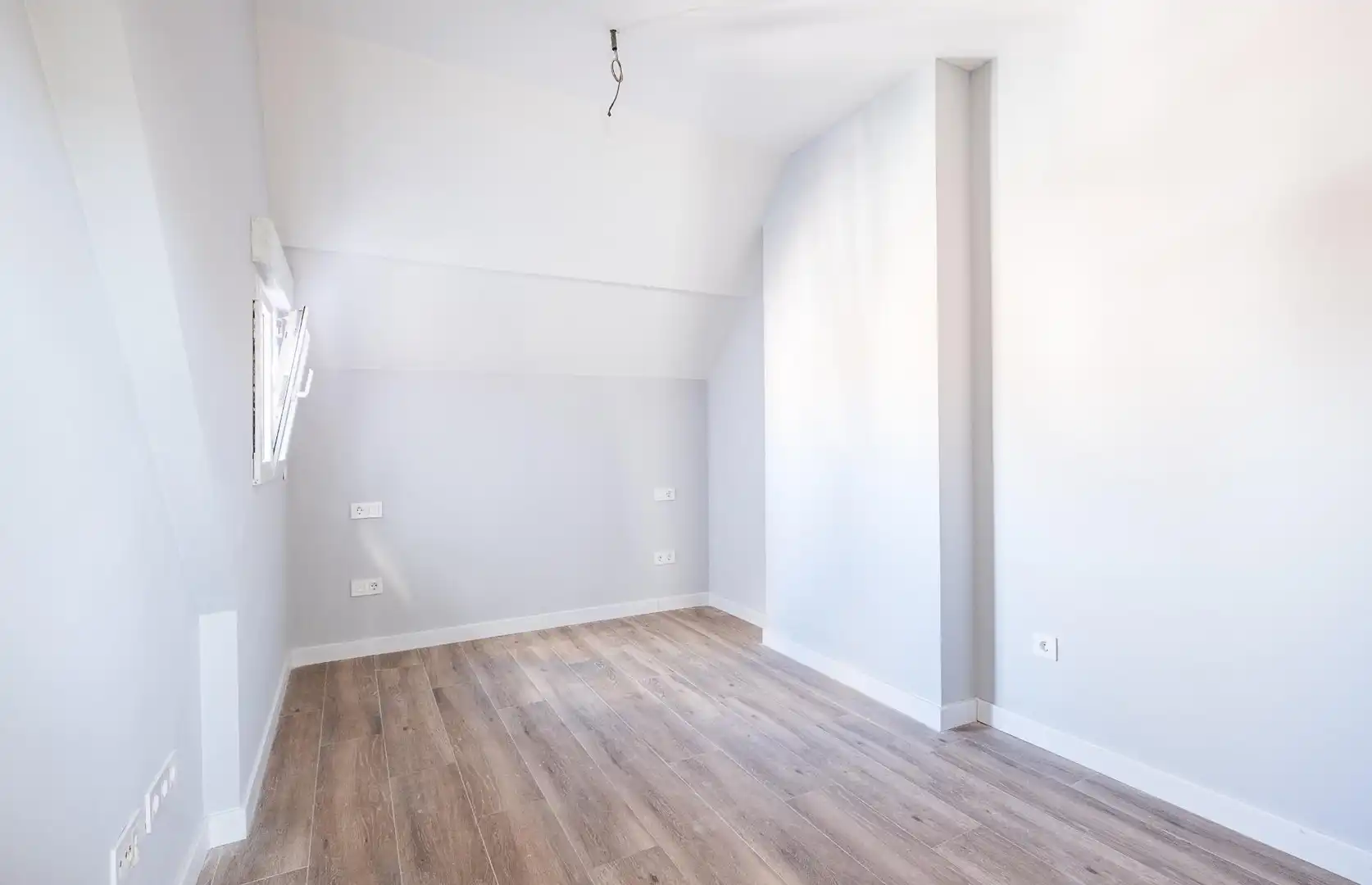 Schlafzimmer von Dachboden zum Verkauf in Madrid mit Klimaanlage, Heizung und Privatgarten