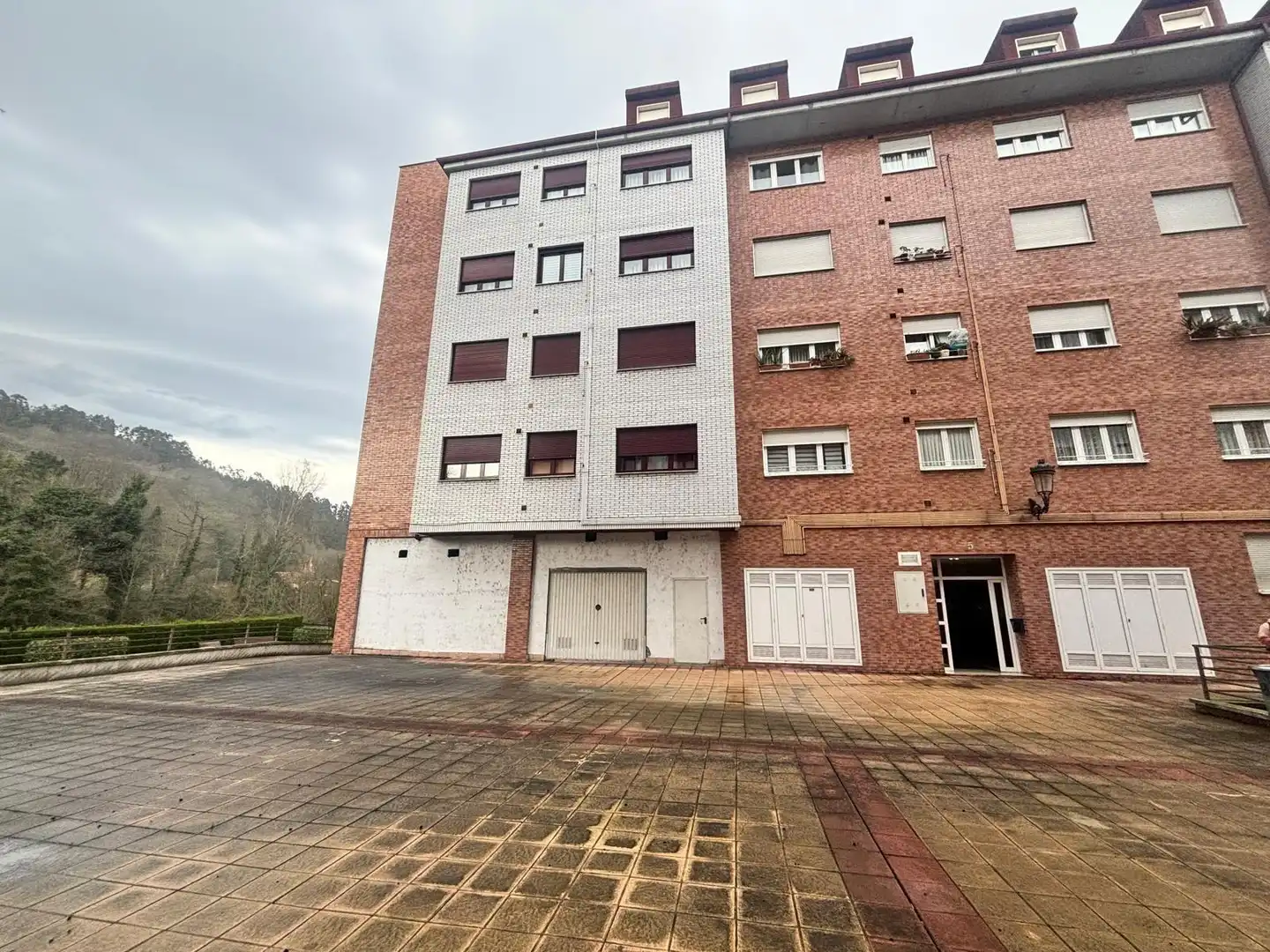 Vista exterior de Piso en venta en Oviedo  con Calefacción, Parquet y Trastero