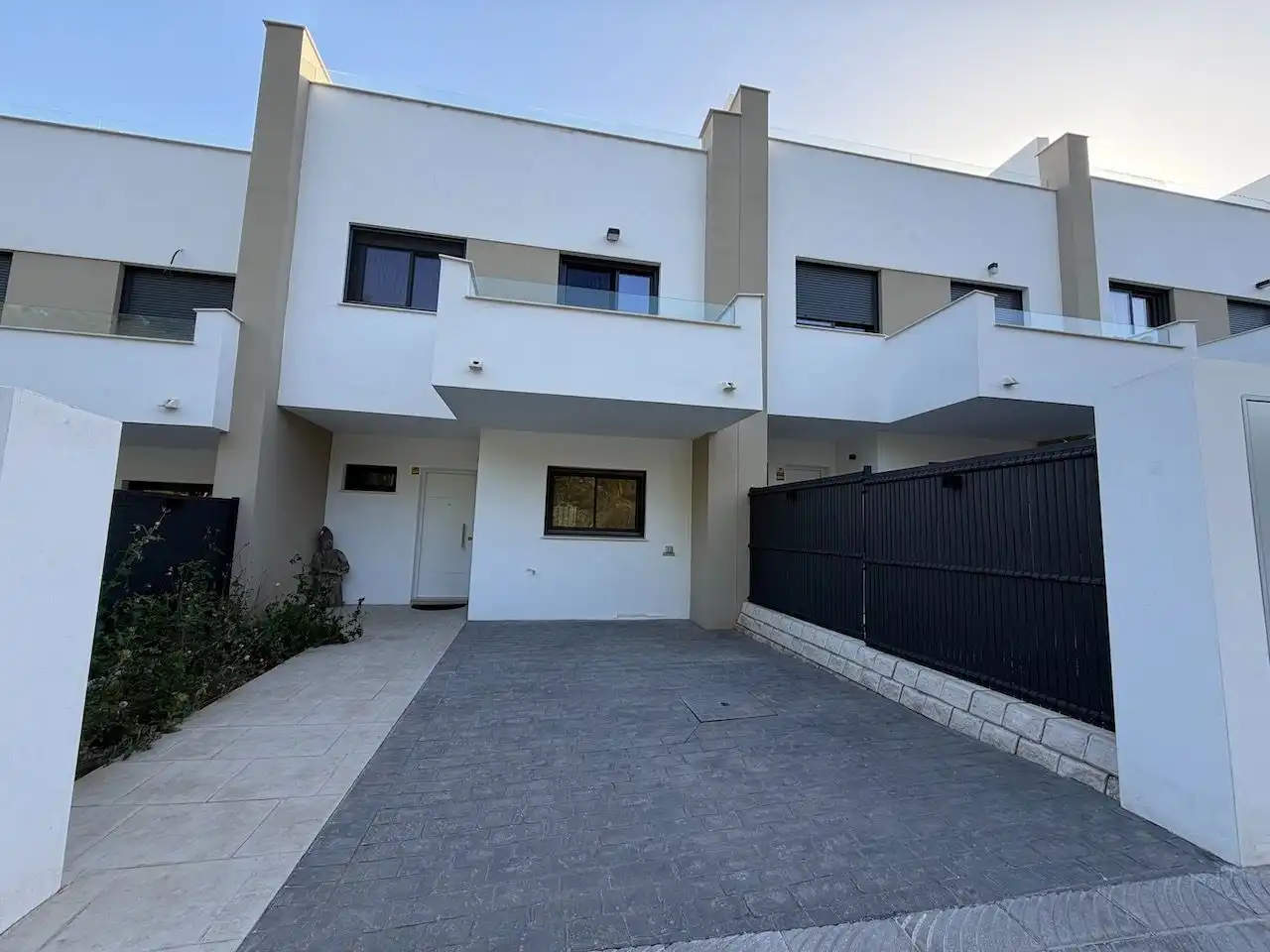 Vista exterior de Casa adosada en venda en Vélez-Málaga amb Terrassa, Traster i Piscina comunitària