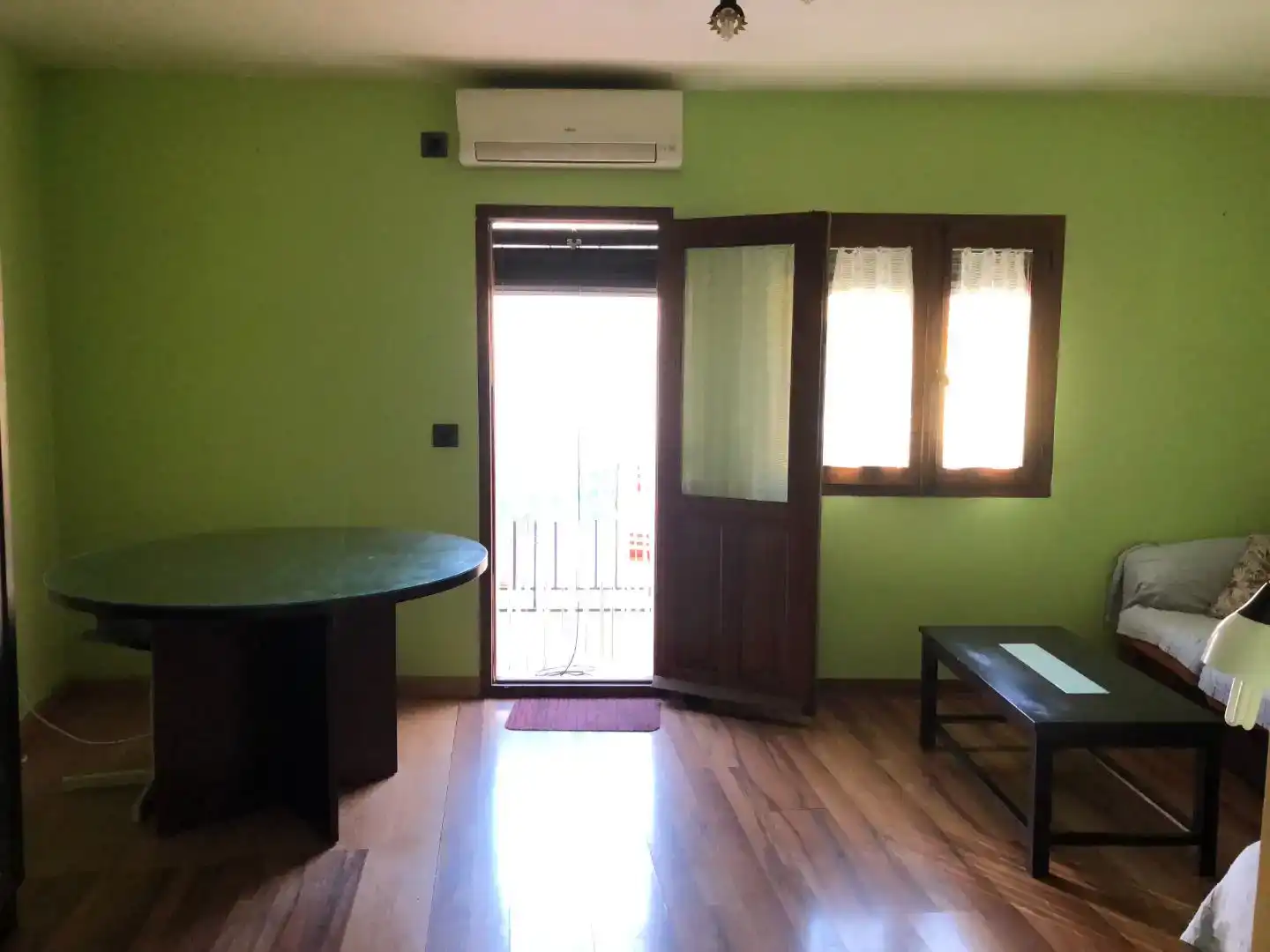 Sala d'estar de Apartament de lloguer en Hervás amb Aire condicionat, Parquet i Moblat