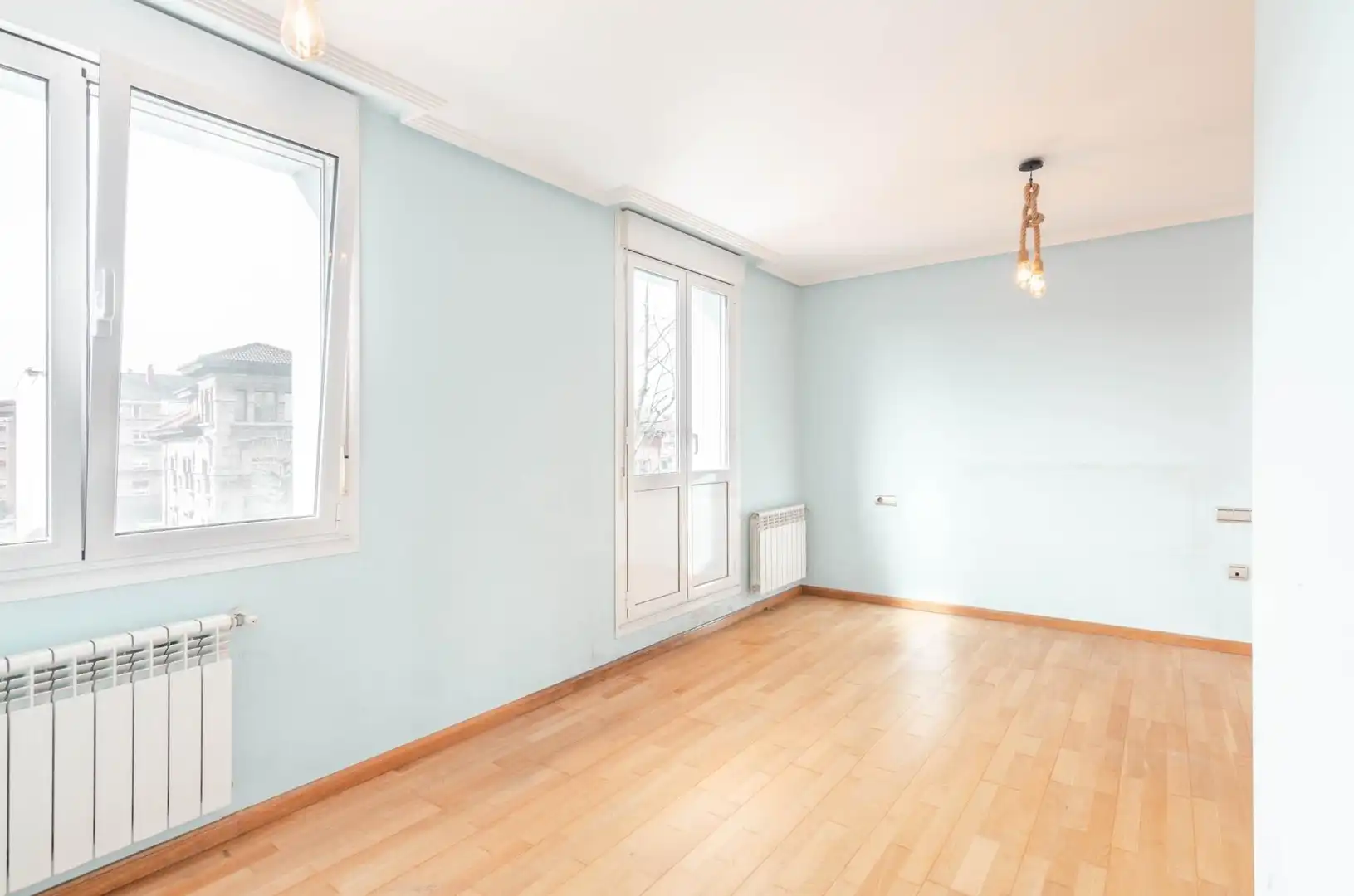 Sala d'estar de Casa o xalet en venda en Oviedo  amb Calefacció, Terrassa i Traster