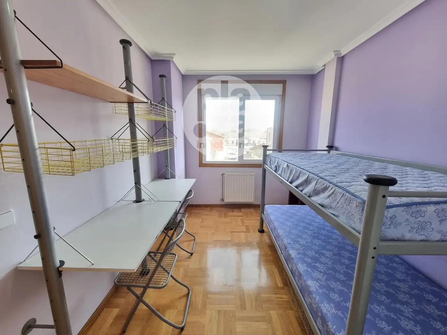 Habitación de Casa adosada en venta en Burgos con Calefacción y Jardín privado