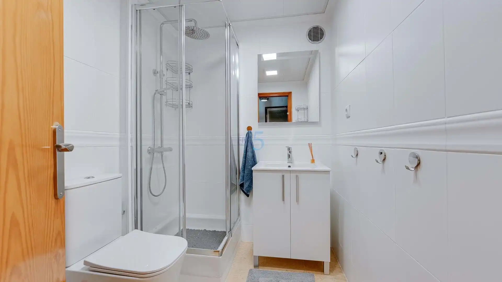 Baño de Estudio en venta en Torrevieja con Aire acondicionado, Calefacción y Piscina