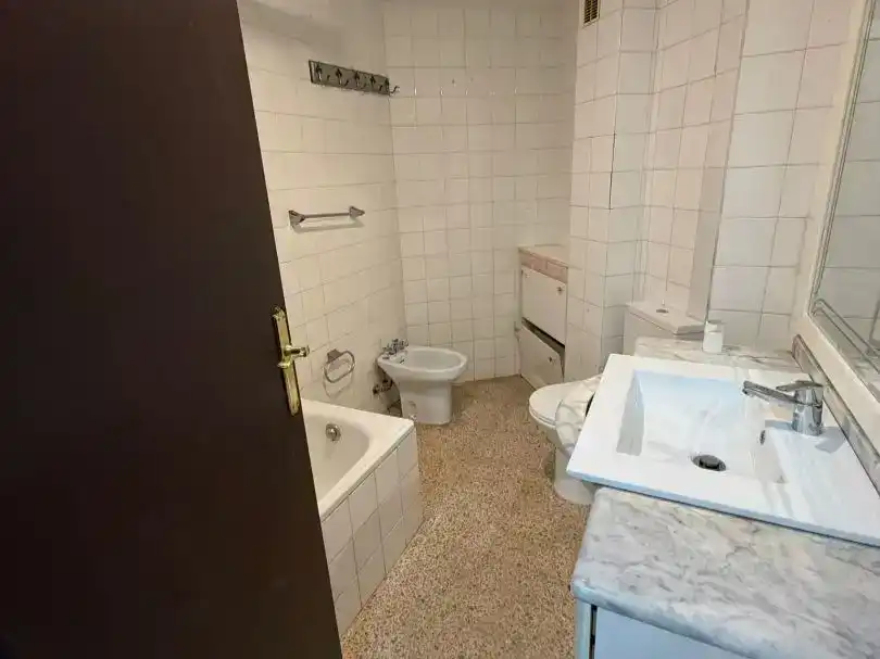 Bany de Pis en venda en  Granada Capital amb Aire condicionat i Balcó