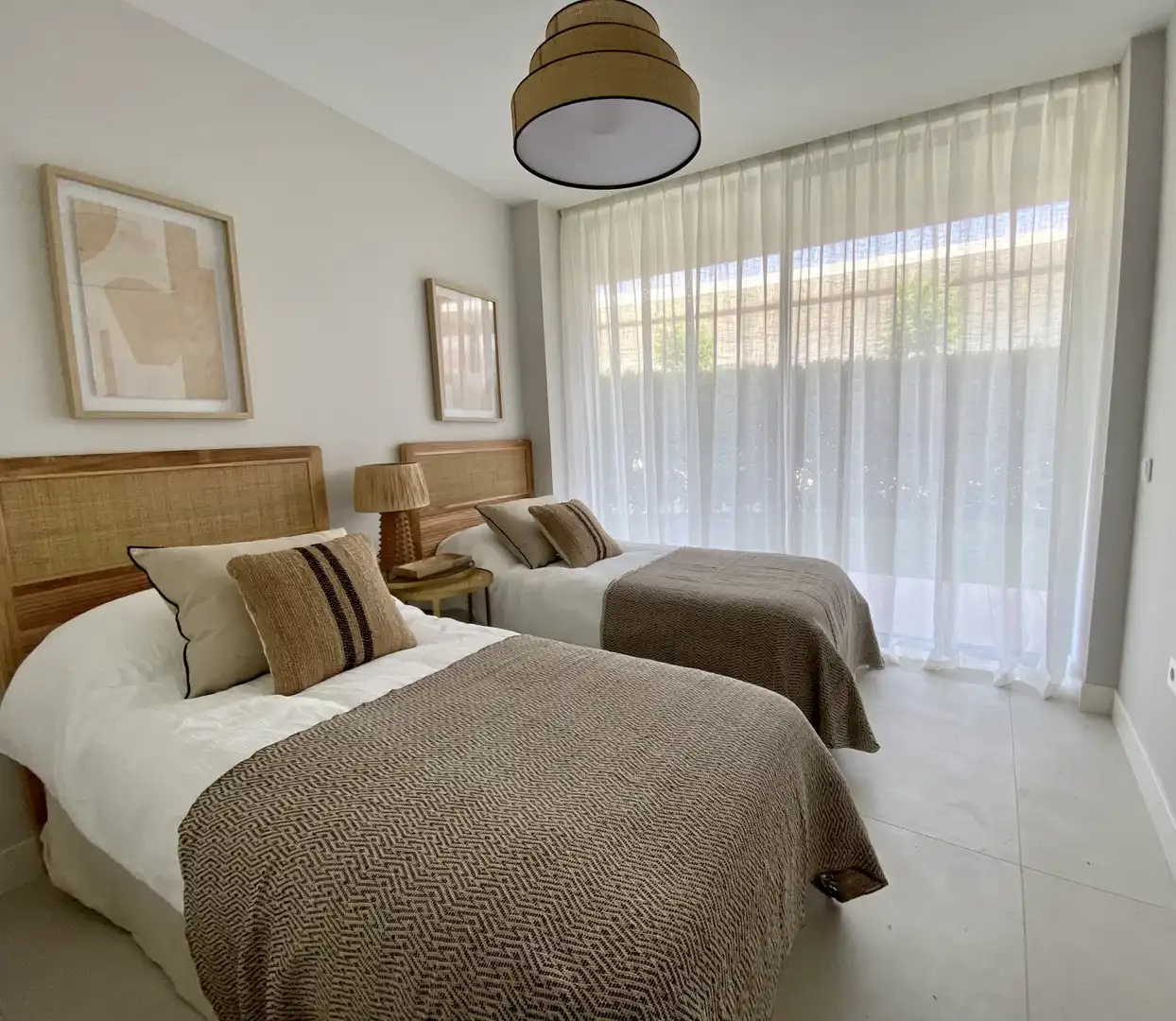 Habitación de Planta baja de alquiler en Estepona con Calefacción, Jardín privado y Terraza