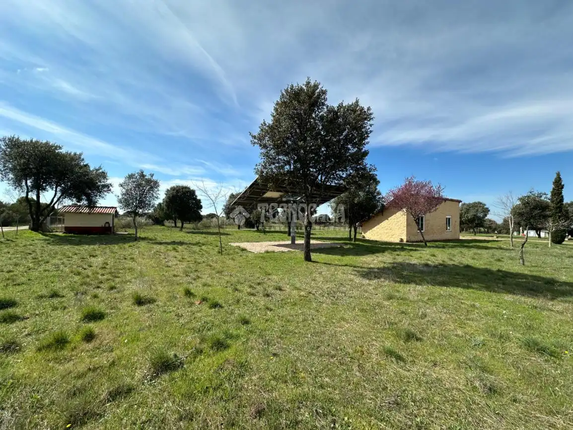 Finca rústica en venda en Málaga del Fresno amb Calefacció, Piscina i Moblat