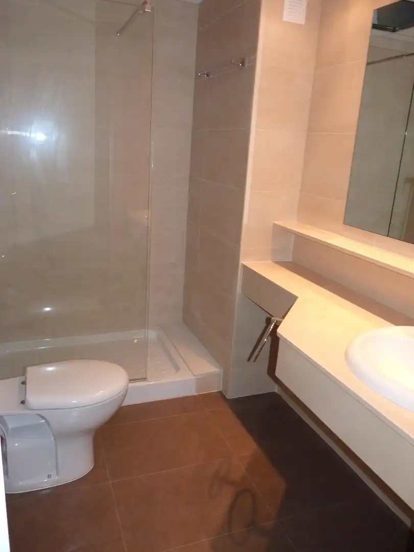 Baño de Piso de alquiler en Barcelona con Aire acondicionado, Calefacción y Parquet