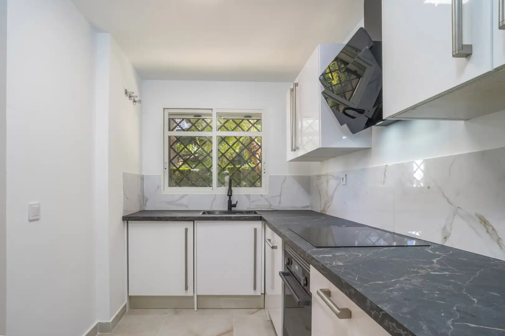 Cocina de Planta baja en venta en Marbella con Jardín privado, Terraza y Piscina