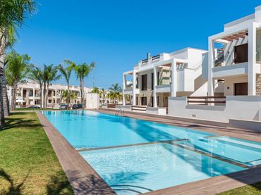 Apartament d'obra nova amb piscina en venda a Calle Caritas 19