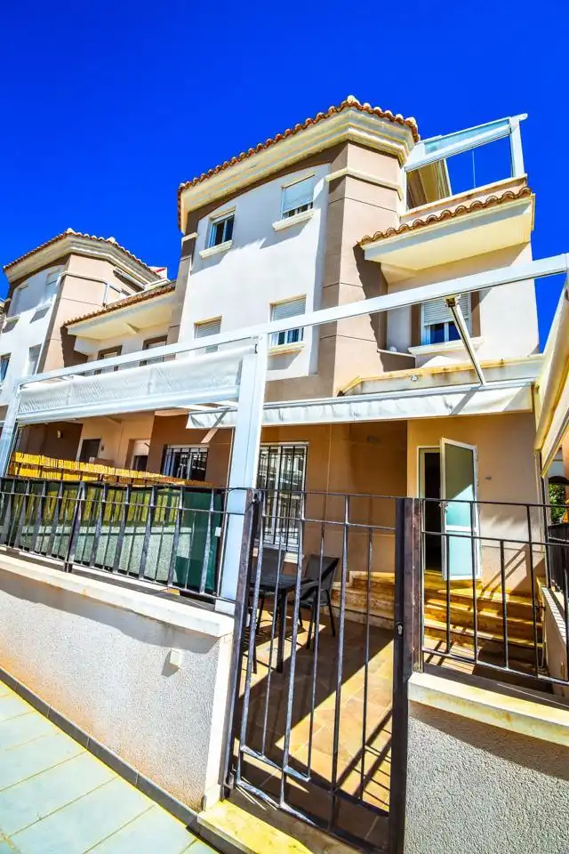 Vista exterior de Casa o chalet en venta en Santa Pola con Terraza, Piscina y Piscina comunitaria