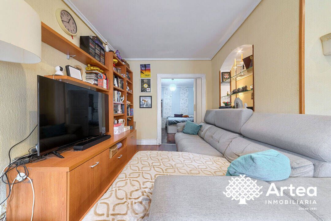 Sala d'estar de Pis en venda en Bilbao  amb Calefacció, Moblat i Balcó