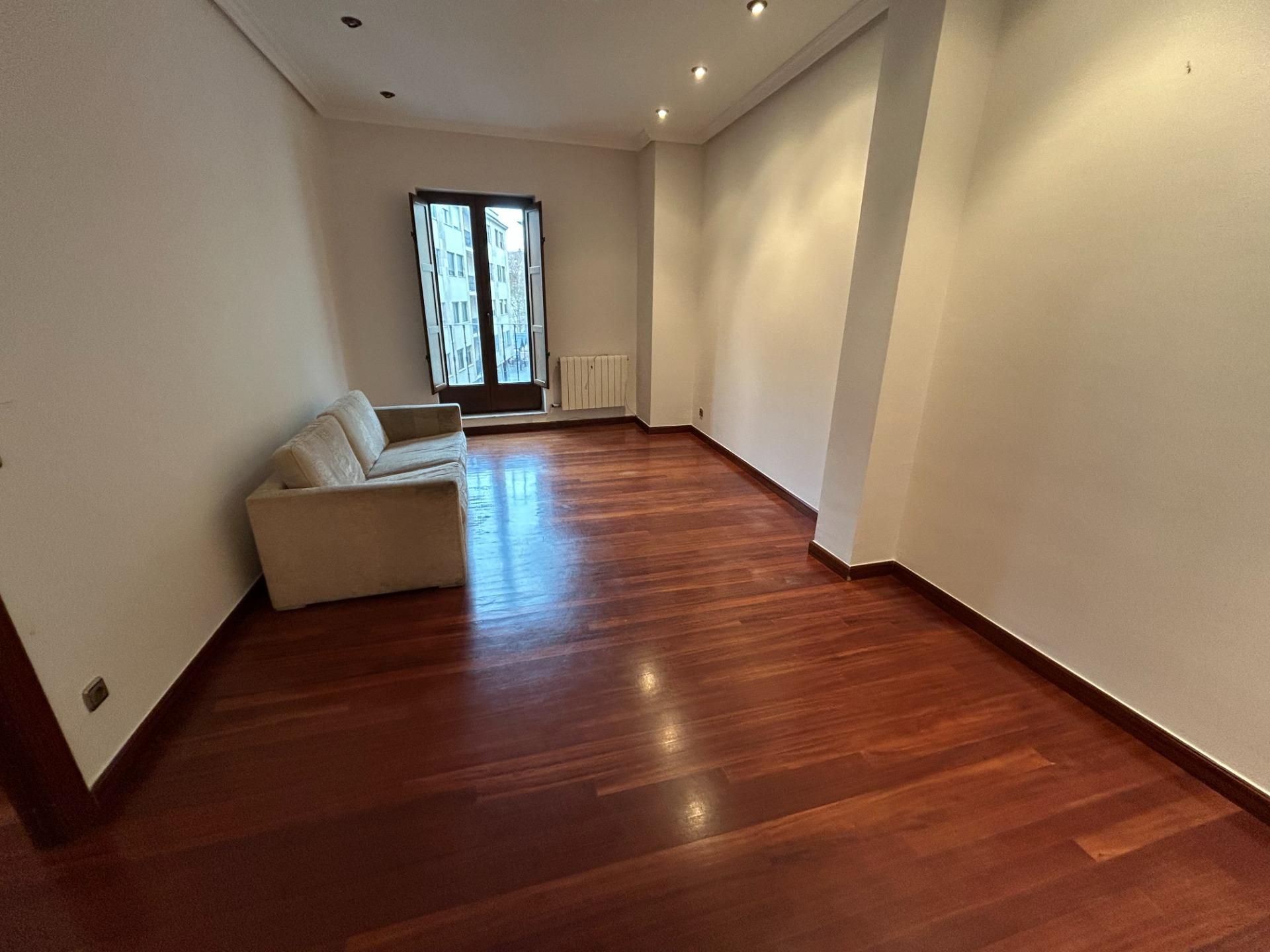 Sala d'estar de Pis en venda en Salamanca Capital amb Calefacció i Traster