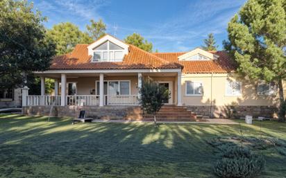 Vista exterior de Casa o xalet en venda en Guadarrama amb Calefacció, Jardí privat i Terrassa