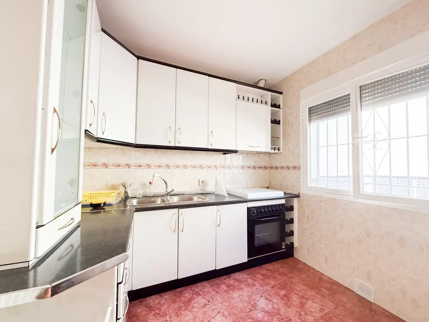 Küche von Einfamilien-Reihenhaus zum Verkauf in Baza mit Klimaanlage, Heizung und Terrasse