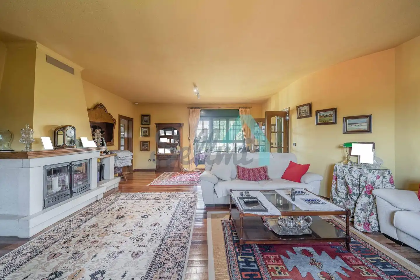 Sala d'estar de Casa o xalet en venda en Oviedo  amb Calefacció, Jardí privat i Parquet