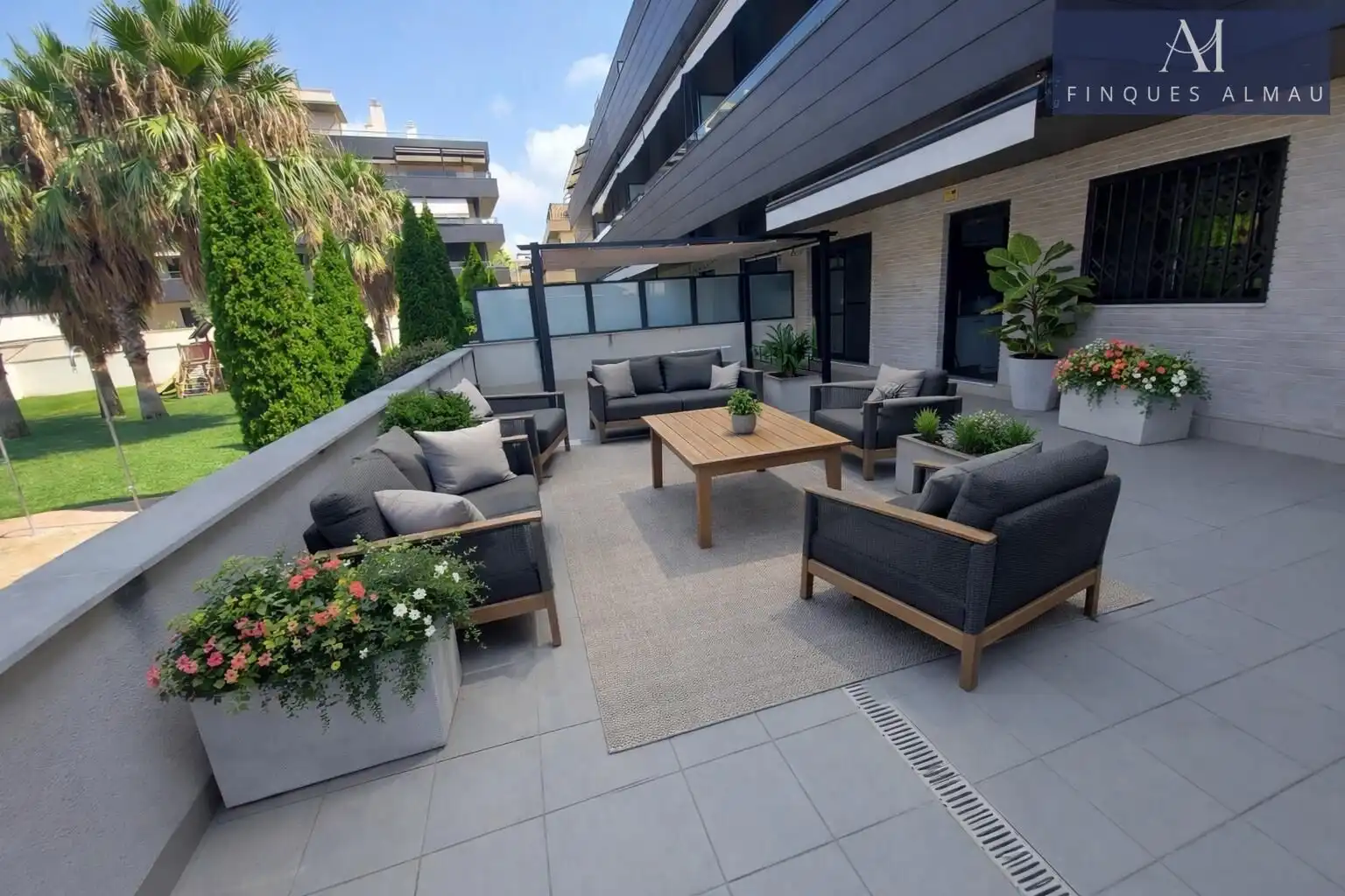 Terrasse von Erdgeschoss zum Verkauf in Vilanova i la Geltrú mit Klimaanlage, Heizung und Privatgarten