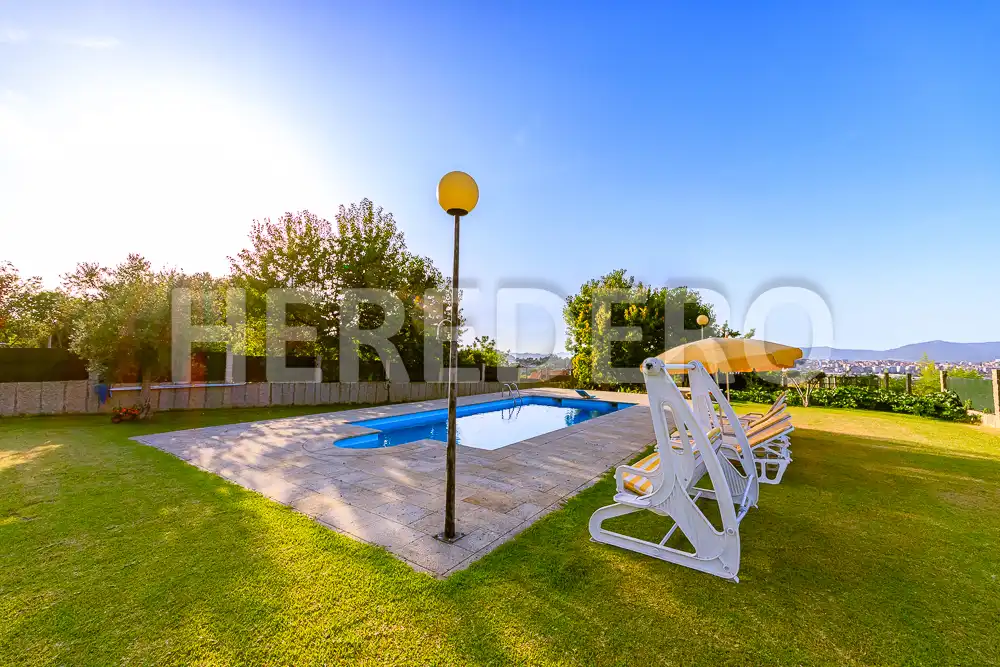 Piscina de Casa o chalet en venta en Vigo  con Calefacción, Jardín privado y Terraza