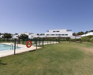 Vista exterior de Àtic en venda en Sotogrande amb Aire condicionat, Calefacció i Jardí privat