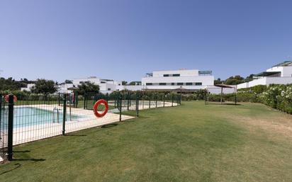 Vista exterior de Àtic en venda en Sotogrande amb Aire condicionat, Terrassa i Balcó