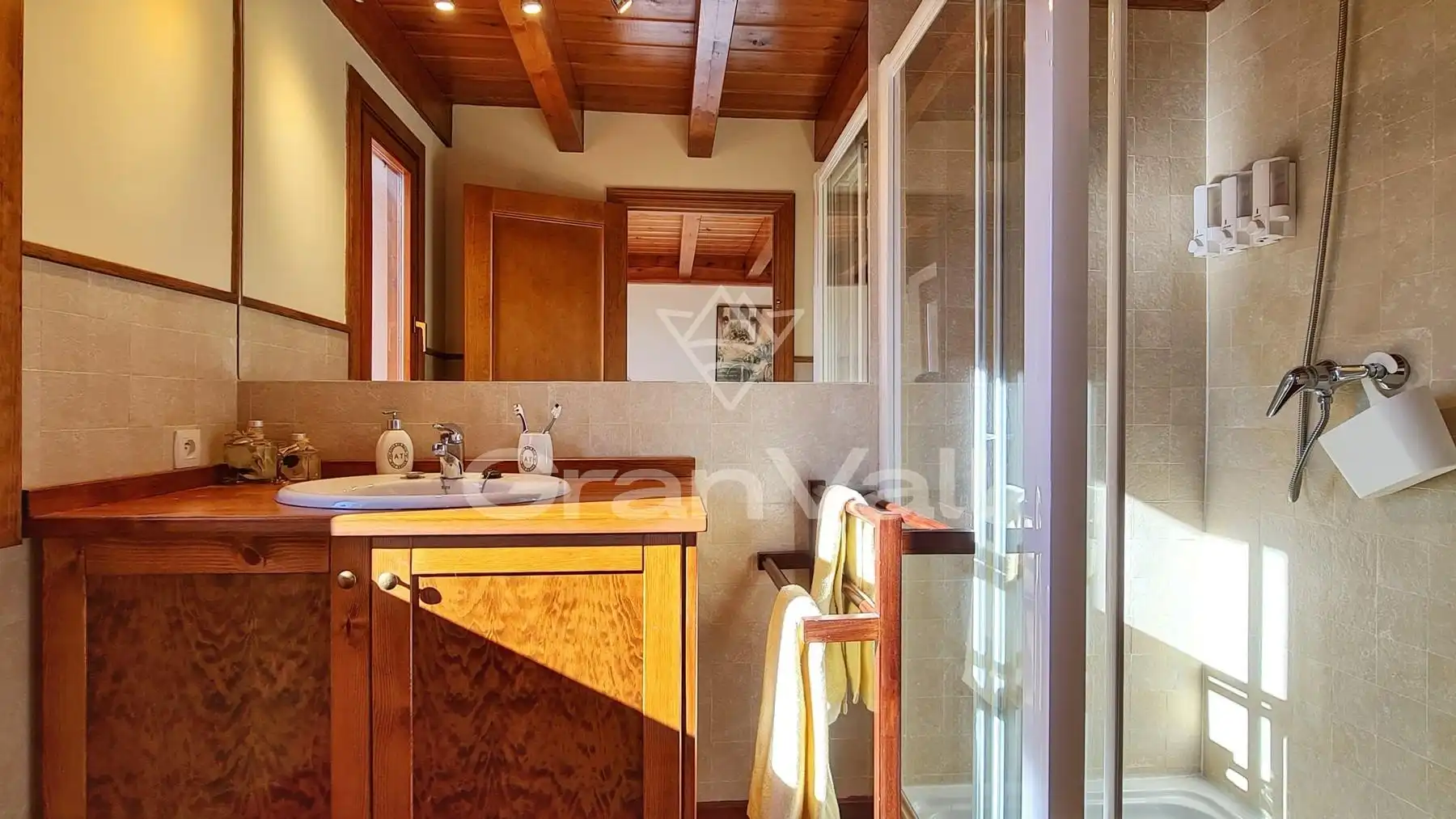 Badezimmer von Einfamilien-Reihenhaus zum Verkauf in Osséja mit Heizung, Parkett und Terrasse