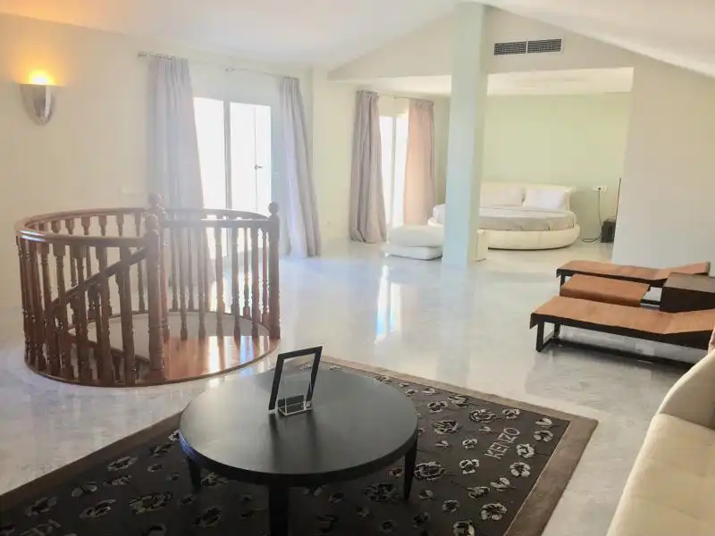 Sala de estar de Ático en venta en Marbella con Aire acondicionado, Terraza y Trastero