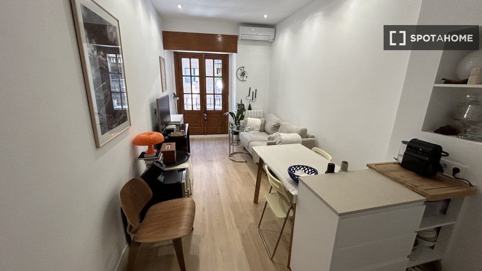 Flat to rent in Trafalgar