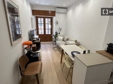 Flat with balcony to rent in Chamberí