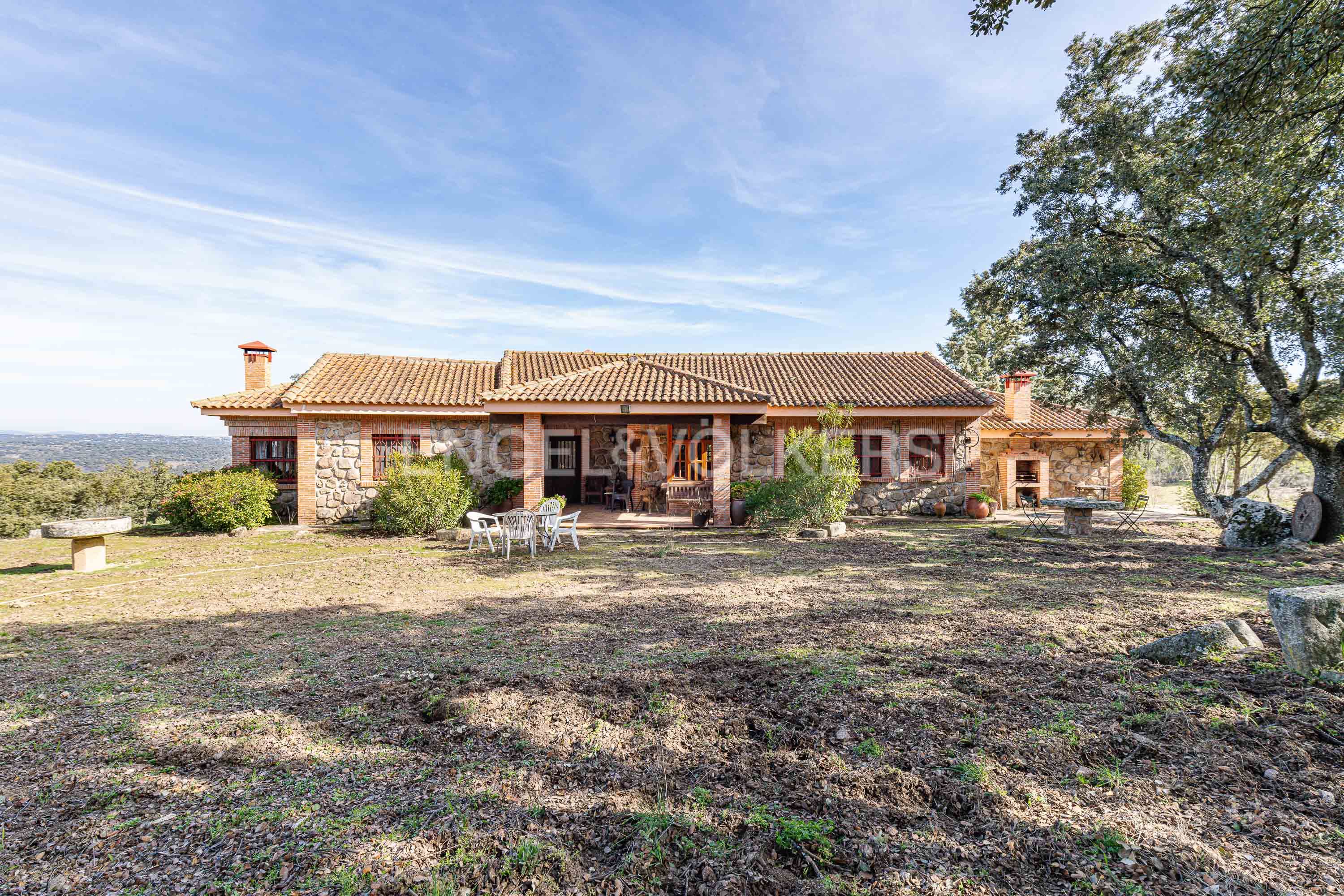 Vista exterior de Finca rústica en venda en Valdemorillo amb Aire condicionat, Calefacció i Jardí privat
