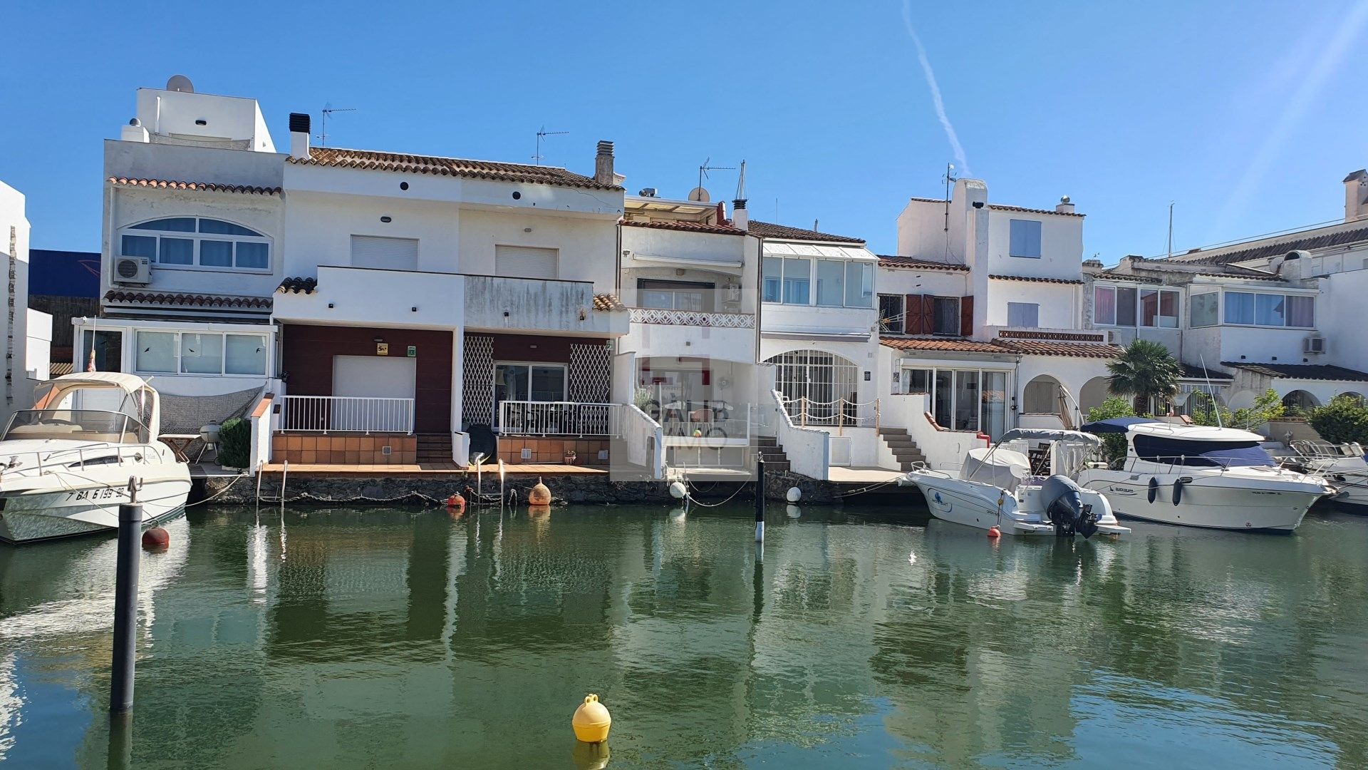 Vista exterior de Casa adosada en venda en Empuriabrava amb Aire condicionat, Terrassa i Moblat