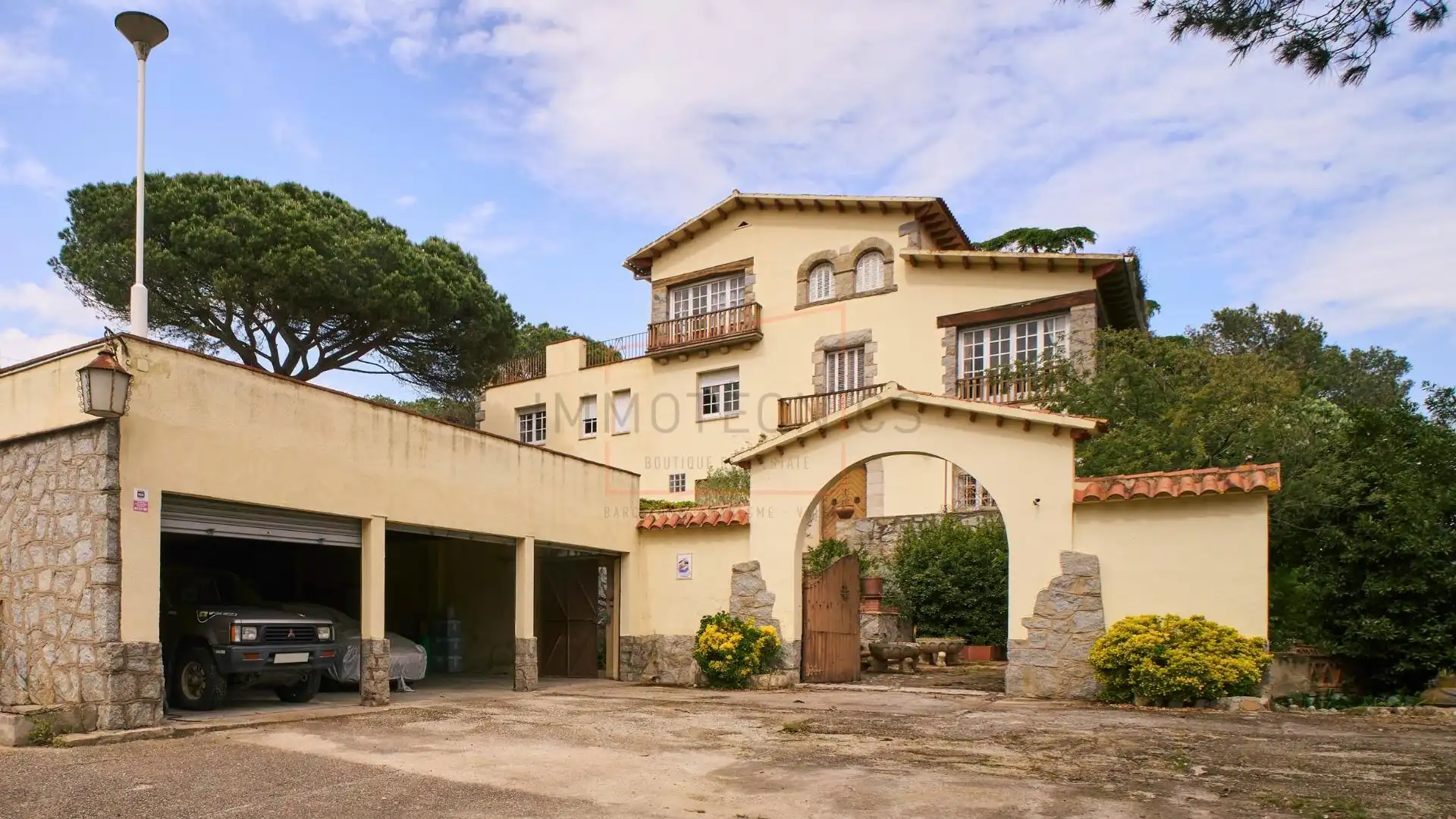 Exterior view of Country homes for sale in  Madrid Capital  with Private garden