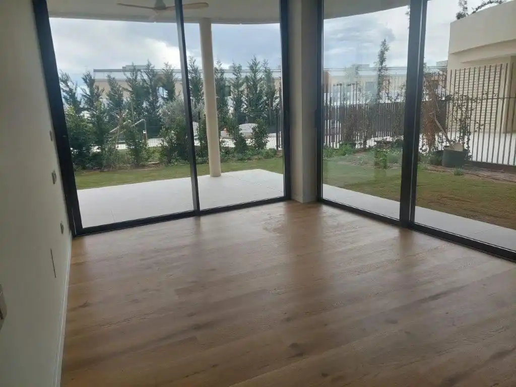 Sala d'estar de Apartament en venda en Benalmádena amb Aire condicionat, Calefacció i Jardí privat