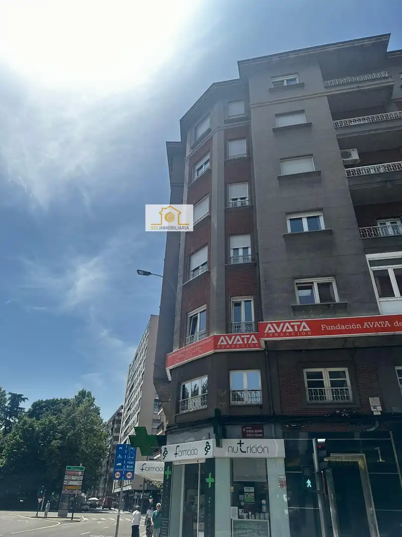 Vista exterior de Planta baja en venta en León Capital  con Calefacción y Parquet